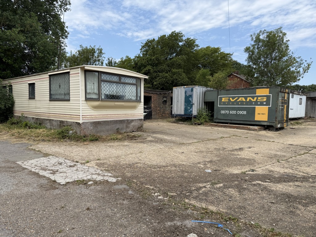 Lot: 68 - MIXED USE SITE WITH PLANNING COMPRISING TEN ACRES ADJACENT GATWICK AIRPORT - Static caravan with yard and outbuildings
